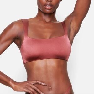 New SKIMS Seamless Bralette Square Neck Stretch Satin, Size XS, NWT, Berry Color